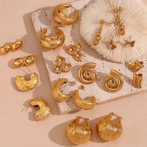 Boucles d'Oreilles Vintage en Acier Inoxydable Plaqué Or 18K Forme d'Arachide pour Femmes Élégantes Perles Artificielles Strass Bijoux