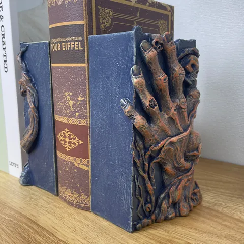 Halloween Creative Resin Skeleton Hand Bookends Gothic Skull Head Desk Decoration Horror Themed Bookshelf Organizer Home Decor