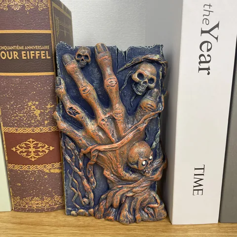 Halloween Creative Resin Skeleton Hand Bookends Gothic Skull Head Desk Decoration Horror Themed Bookshelf Organizer Home Decor
