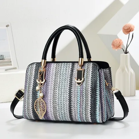 Bolso de Almohada a Rayas para Mujer Gran Capacidad Cuero de PVC Color Contraste Bolso de Mano Estilo Callejero Moderno Bandoulière Solo con Colgante de Perla Hoja