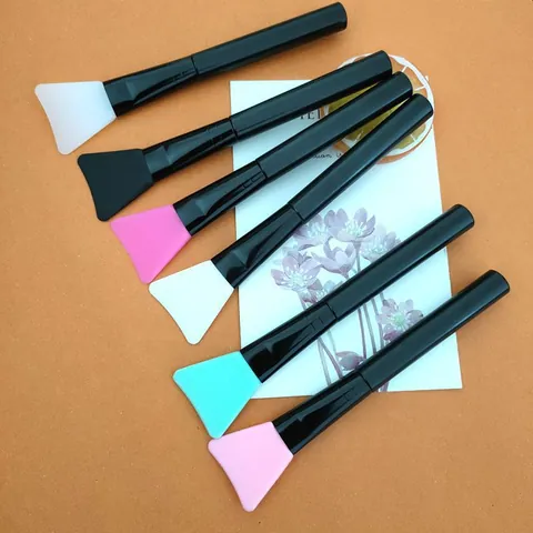 Professional Silicone Face Mask Brush Soft Head DIY Skincare Tool With Black Plastic Handle For Facial Mud Mask Application Easy Clean