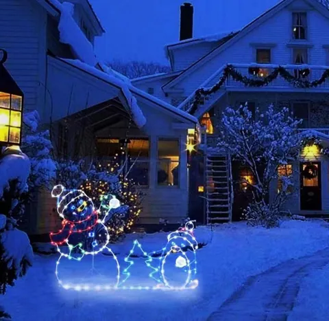 Ghirlanda luminosa LED natalizia animata in metallo con pupazzo di neve e pinguino. Decorazione festiva per giardino e esterni in inverno.