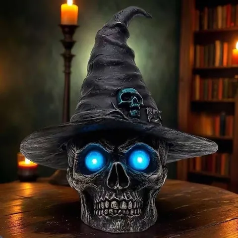 Gothisches Halloween Kunstharz Totenkopf Ornament Mit Blau Leuchtenden LED Augen Zaubererhut Totenkopf Statue Für Desktop Dekor