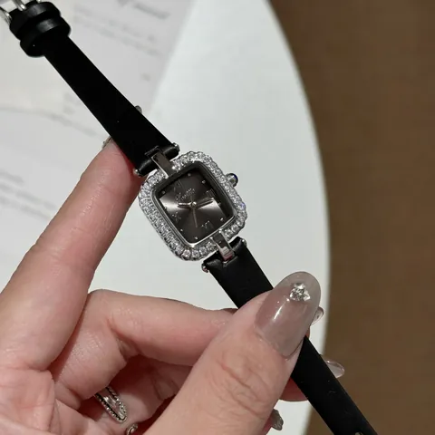 Damen Luxus Quadratisch Armbanduhr Sonnenstrahl Zifferblatt Lederarmband Strass Besetzt Wasserdicht Quarzwerk Mode Zeitmesser