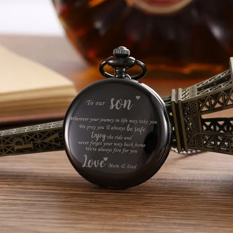 Vintage Laser Gegraveerd Legering Quartz Zakhorloge Met Ketting Voor Zoon Vader Dochter Zus Getuige Veteraan Cadeau Retro Zwart