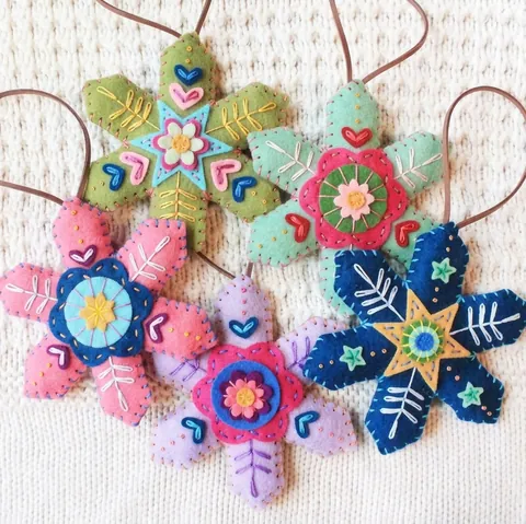 Handmade Christmas Snowflake Embroidery Felt Hanging Ornament Kit DIY Xmas Tree Decoration Floral Pattern Craft Material Pack