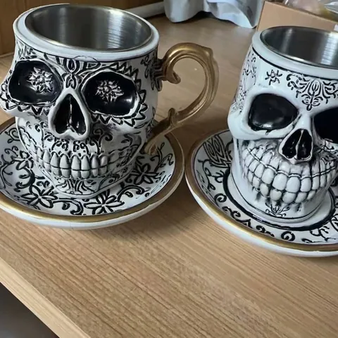 Taza de Calavera de Halloween Creativa Resina Revestimiento de Acero Inoxidable Taza de Café Vintage Patrón Floral Gótico Mango Dorado Decoración de Fiesta Regalo