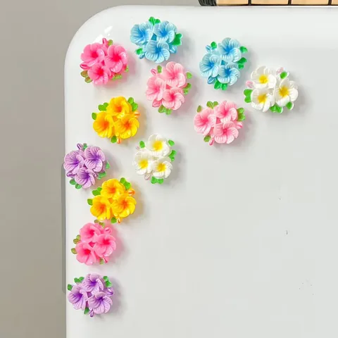 Accessoires de Patch en Résine à Trois Fleurs et Feuilles Vertes Colorées pour Bricolage Barrettes à Cheveux Aimants de Réfrigérateur Chaussures Décoration Florale Breloques en Résine