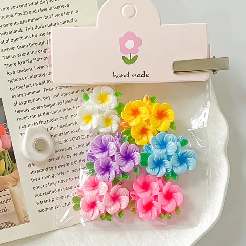 Accessoires de Patch en Résine à Trois Fleurs et Feuilles Vertes Colorées pour Bricolage Barrettes à Cheveux Aimants de Réfrigérateur Chaussures Décoration Florale Breloques en Résine