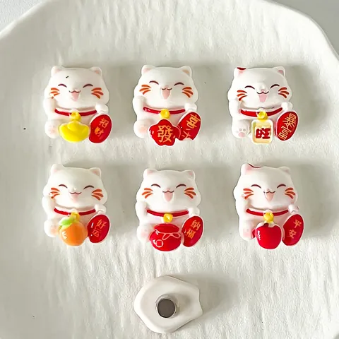 Set di Accessori Fai da Te in Resina Lucky Cat Calamite da Frigo Ciondoli per Scarpe Decorazione Festiva di Capodanno 6 Pezzi