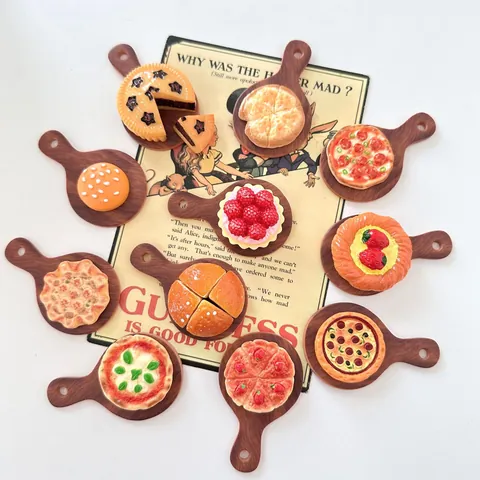Miniatur Simulation Essen Harz DIY Zubehör Für Puppenhaus Niedliches Brot Kuchen Pizza Nachtisch Modell Mit Tablett Spielzeug