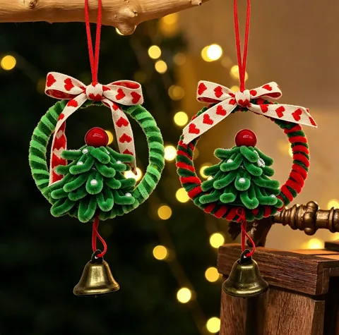 Decorazione Natalizia Fatta a Mano con Scovolini e Campana in Metallo Fiocco in Nastro Albero di Natale per Casa Porta