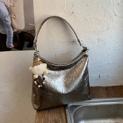 Large Capacity PU Leather Pleated Shoulder Bag For Women Retro Hobo Underarm Bag Daily Niche Tote Bag With Plush Pendant