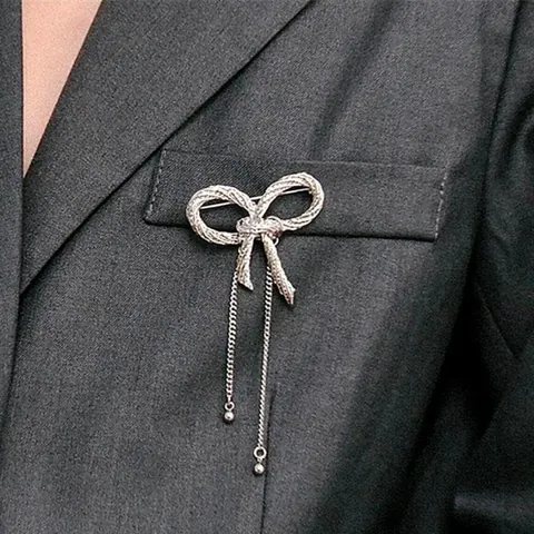 Western Style Metal Tassel Rope Knot Bow Brooch For Women Alloy Silver Plated Anti-Exposure Pin Suit Accessory Fashion Jewelry