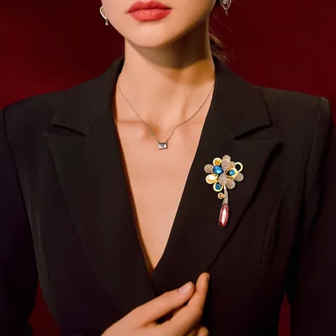 Elegant Flower Brooch Pin with Water Drop Tassel Rhinestone Inlaid Alloy Jewelry for Women Suit Coat Accessory