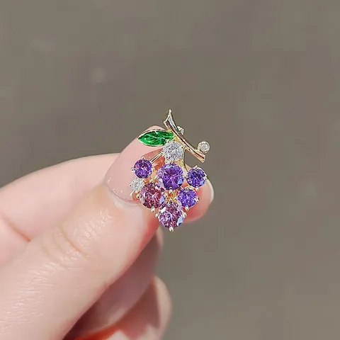 Purple Grape Rhinestone Brooch Alloy Anti-exposure Buckle Niche Design Floral Fruit Pin For Women Fashion Clothes Accessories