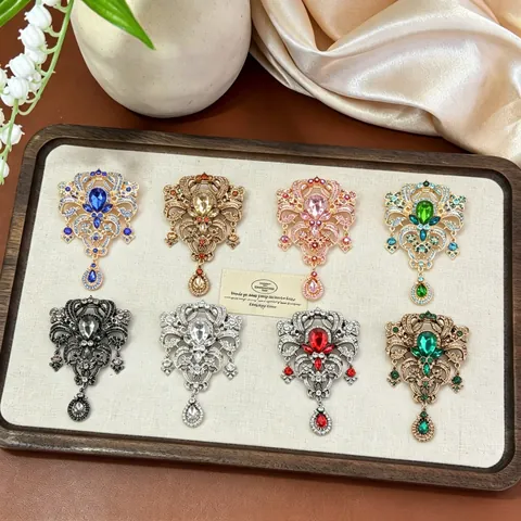 Vintage Retro Palace Hollow Brooch Alloy Rhinestone Water Drop Pendant Baroque Style Fashion Jewelry Pin for Women Overcoat