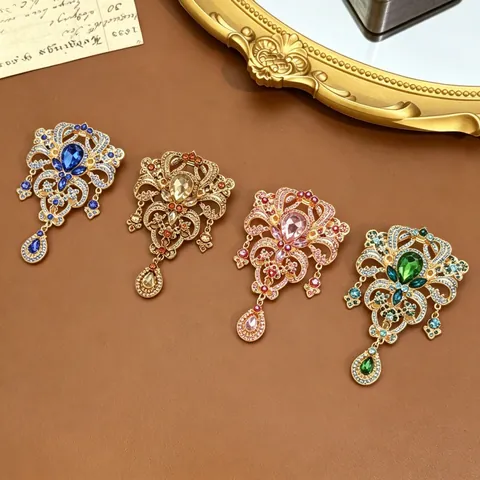 Vintage Retro Palace Hollow Brooch Alloy Rhinestone Water Drop Pendant Baroque Style Fashion Jewelry Pin for Women Overcoat