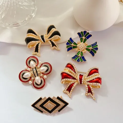 Vintage French Palace Style Alloy Artificial Pearl Rhinestone Bowknot Brooch Pin Elegant Enamel Cross Geometric Clothing Accessory For Women