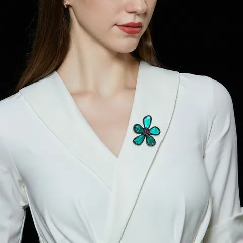 Mode Legierung Kristall Blume Brosche Für Damen Vintage Strass Floral Pin Kleine Design Minimalistische Kleidung Zubehör Geschenk