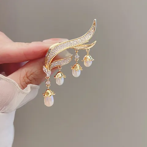 Lily of the Valley Tassel Pearl Brooch Elegant Gold Plated Rhinestone Corsage Suit Pin Fashion Jewelry Gift for Women