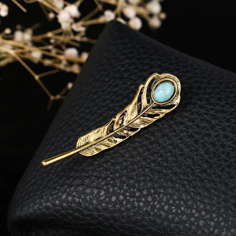Vintage Hollow Feather Brooch For Women Antique Gold Alloy Inlaid Synthetic Turquoise Lapel Pin Personal Fashion Shirt Accessory