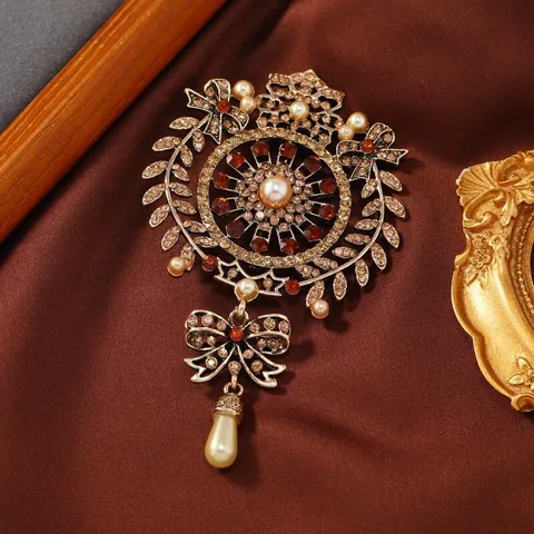 Spilla a Fiocco con Fiori Cavi in Stile Palazzo Barocco con Strass e Perle Artificiali Accessorio di Gioielli Vintage per Donna
