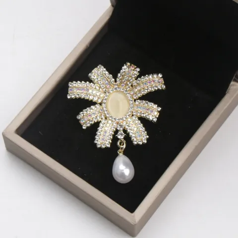 Franse Luxe Strass Strik Brosche Met Kunstparel Tassel Voor Vrouwen Elegante Legering Strik Speld Decoratie Sieraden