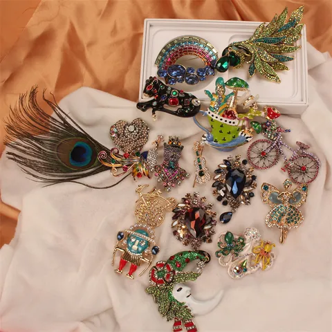 Vintage Barok Brosche Voor Vrouwen Legering Strass Dier Pauw Bloem Hart Fee Brosche Pin Feest Banket Accessoires