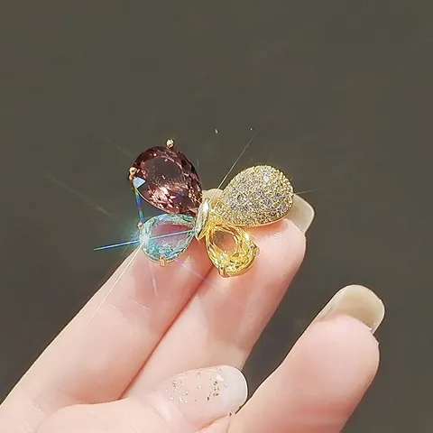 Squisita Spilla a Forma di Fiore di Cristallo Animale Coniglio Farfalla Spille Colorate Smalto Distintivo Moda Bavero Pin Gioielli Accessorio per Le Donne