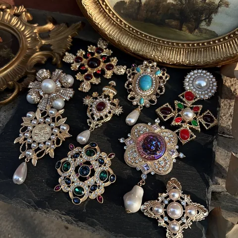 Vintage Baroque Palace Style Brooch Pin Alloy Artificial Pearl Rhinestone Cross Lion Head Portrait Badge Fashion Jewelry