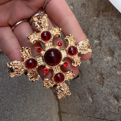 Vintage Baroque Palace Style Brooch Pin Alloy Artificial Pearl Rhinestone Cross Lion Head Portrait Badge Fashion Jewelry
