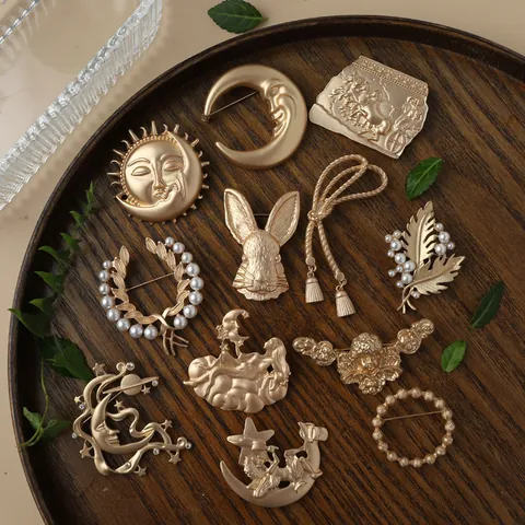 Baroque Vintage Matte Gold Brooch For Women Fairy Rabbit Moon Sun Pattern Alloy Rhinestone Artificial Pearl Badge Jewelry Pin