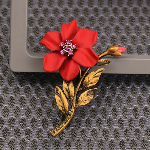 Vintage Alloy Rhinestone Flower Brooch For Women Retro Floral Suit Accessories Gold Tone Metal Matte Lacquer Flower Pin