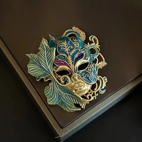 Broche Masque Vintage Style Chinois Tendance Nationale Relief 3D Émail Feuille Alliage Bijoux Électroplaqués