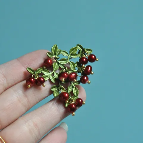 Elegant Vintage Cranberry Plant Leaf Brooch Alloy Artificial Pearl Pin For Women Retro Dress Apparel Accessories Jewelry