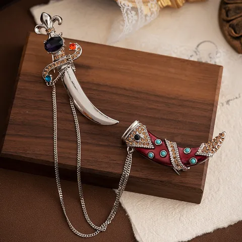 Vintage Court Style Scimitar Dagger Brooch For Women Alloy Rhinestone Enamel Palace Sword Brooch With Metal Chain Retro Jewelry
