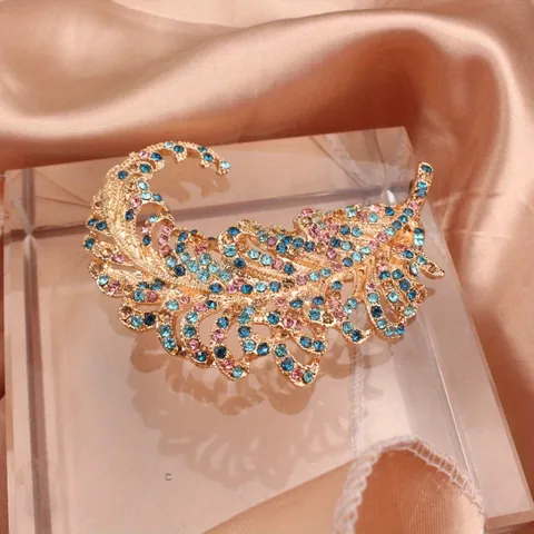 Vintage Hollow Out Feather Brooch For Women Elegant Luxury Alloy Rhinestone Lapel Pin For Suit Dress Accessories