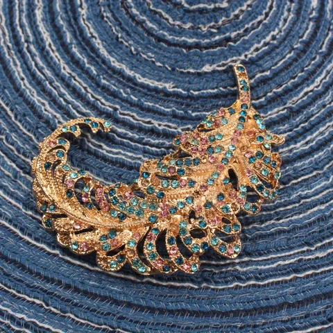 Vintage Hollow Out Feather Brooch For Women Elegant Luxury Alloy Rhinestone Lapel Pin For Suit Dress Accessories