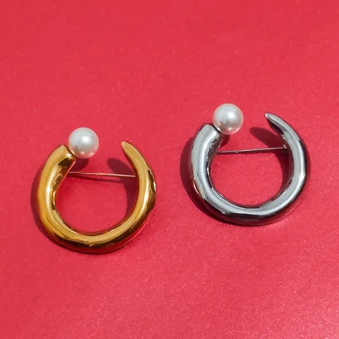 Minimalist Metal C-shaped Letter Pearl Brooch for Women Elegant Suit Pin Fashion Alloy Artificial Pearl Jewelry Accessory