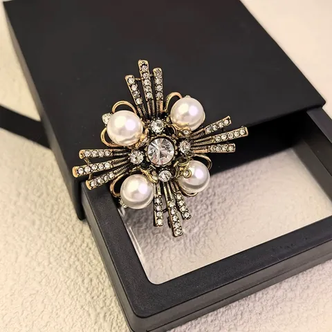 Vintage Geometric Cross Brooch For Women Antique Gold Zinc Alloy Rhinestone Artificial Pearl Baroque Palace Style Breastpin