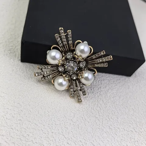 Vintage Geometric Cross Brooch For Women Antique Gold Zinc Alloy Rhinestone Artificial Pearl Baroque Palace Style Breastpin