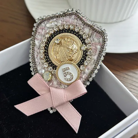 Vintage Fashion Pink Bowknot Number 5 Brooch Pin For Women Alloy Rhinestone Medal Badge For Suits Coat Accessories