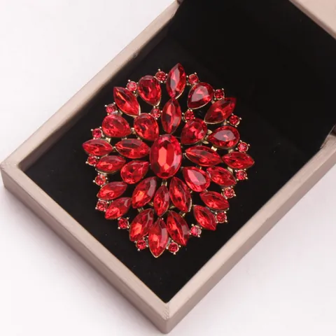 Spilla a Forma di Fiore in Lega con Strass Rossi Esagerata Vintage per Donna Spilla per Maglione Accessorio di Gioielleria di Moda