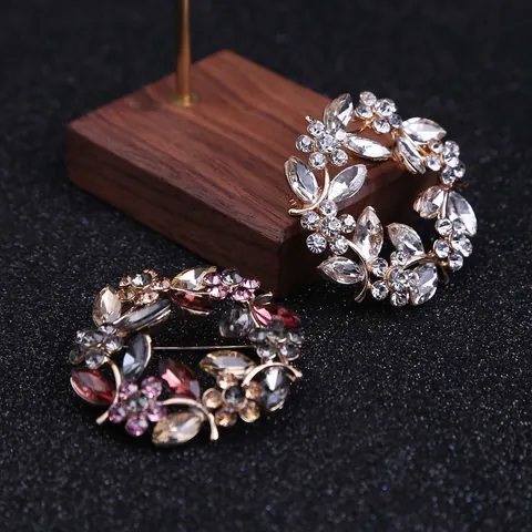 Europese Amerikaanse Mode Legering Strass Slinger Broche Elegante Kristallen Krans Pin Veelzijdige Jurk Accessoires Voor Vrouwen