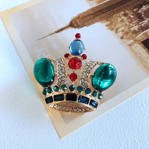 Vintage Alloy Crown Brooch For Women Palace Style Colorful Gemstone Rhinestone Inlaid Hollow Lapel Pin Fashion Jewelry Gift