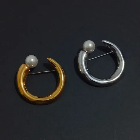 Minimalist Metal C-shaped Letter Pearl Brooch for Women Elegant Suit Pin Fashion Alloy Artificial Pearl Jewelry Accessory
