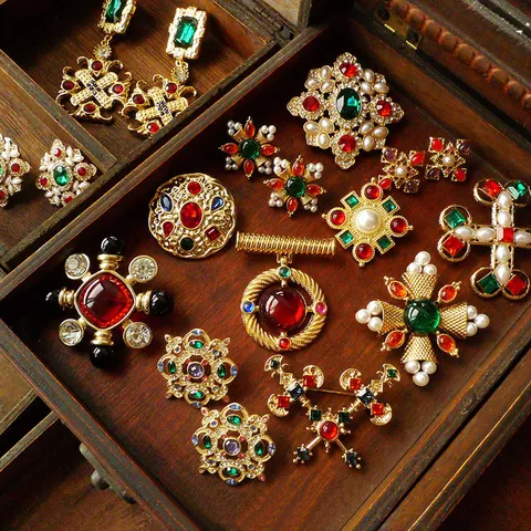 Vintage Palace Style Alloy Brooch With Colorful Rhinestone And Artificial Pearl Medieval Baroque Jewelry Pin For Women Wedding Banquet
