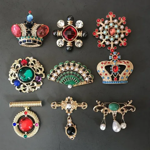 Vintage Baroque Palace Style Crown Snowflake Enamel Brooch For Women Luxury Alloy Rhinestone Artificial Pearl Chest Pin
