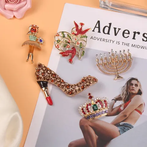 Vintage Alloy Enamel Drip Brooch Fashion Simple Rhinestone Flower Menorah Crown Ballet Girl High Heel Corsage Pin For Women